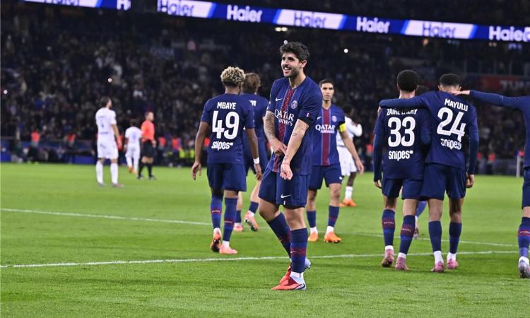 باريس يفوز علي أوكسير 2-0 في الدوري الفرنسي